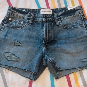 Short neuf