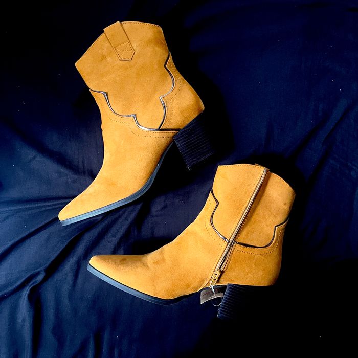 👞 Bottines moutardes à talons T. 40 **NEUVES** - photo numéro 1