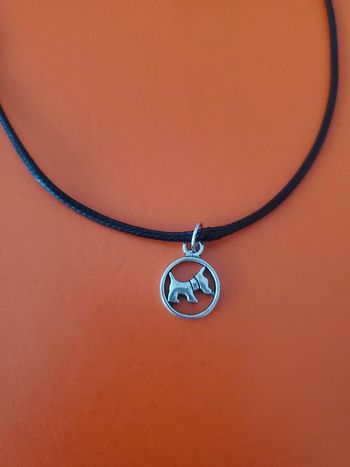Collier noir pendentif rond chipie chien