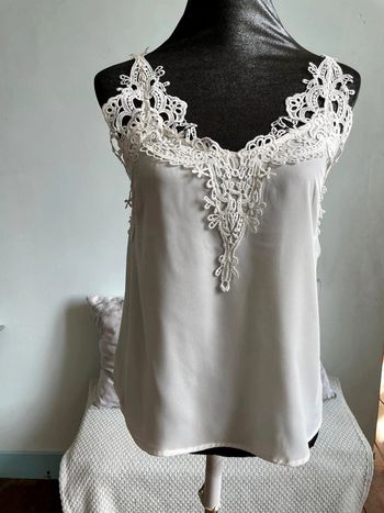 Débardeur fluide avec dentelle.
