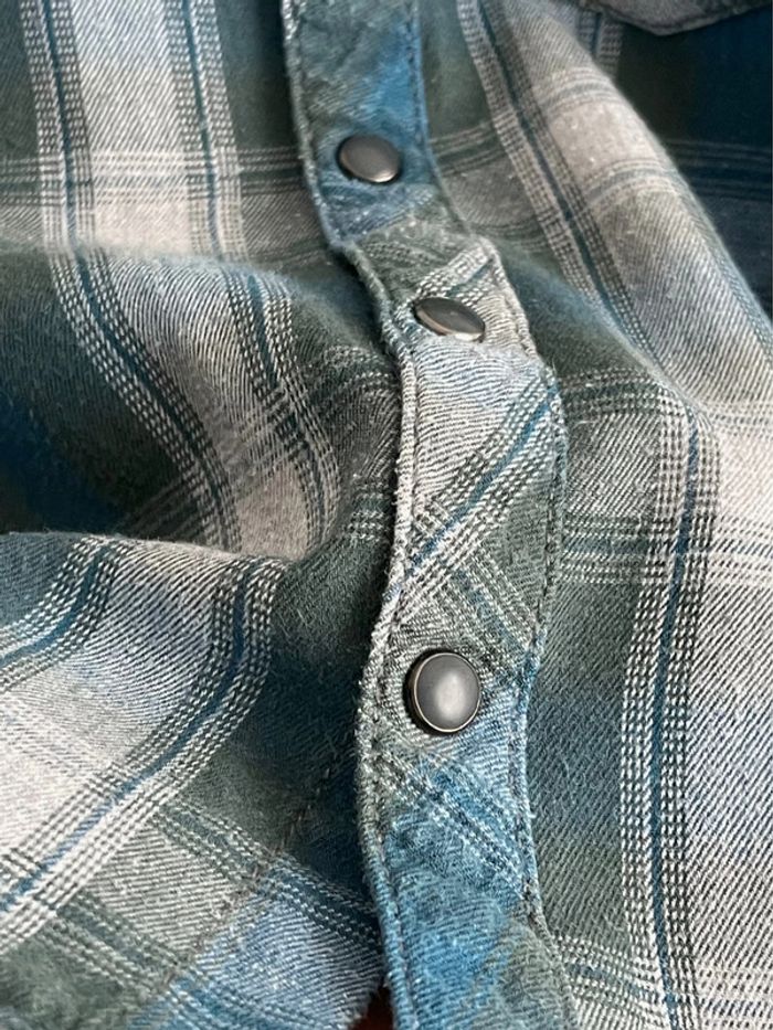 Super petite chemise en 93% coton à carreaux tons turquoise vert / bleu canard et boutons pression - photo numéro 3