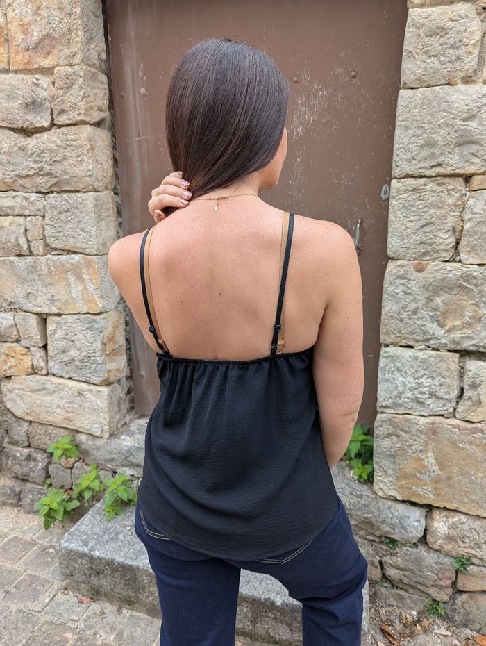 Top fluide Genève noir col en V dentelle
Taille unique - photo numéro 5