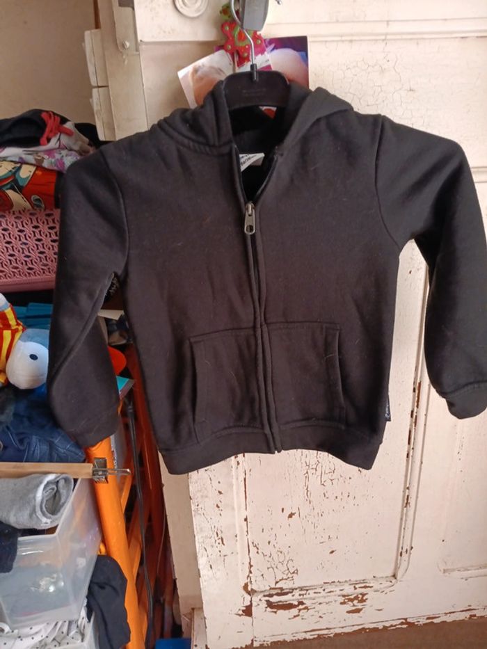 Gilet noir simple à capuche petit 6 ans pas vinted go