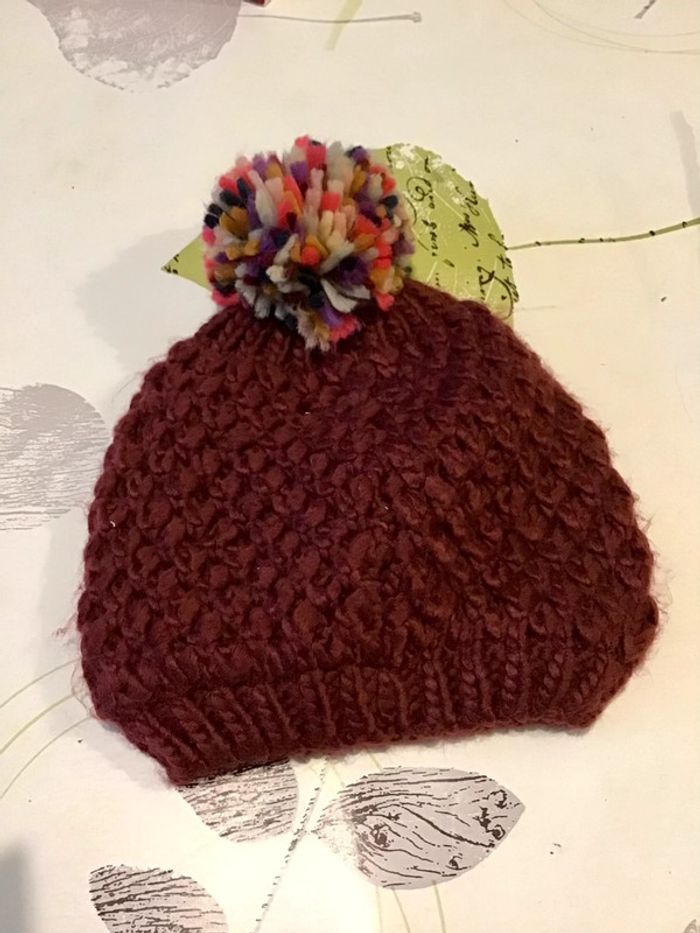 Bonnet bordeaux avec pompon intérieur coton taille 5/8 ans