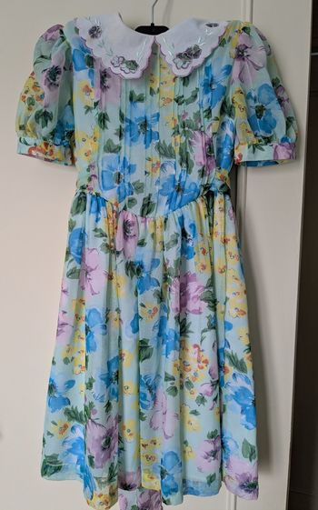 Robe fleurie habillée. Taille 7 ans (122 cm) belle qualité