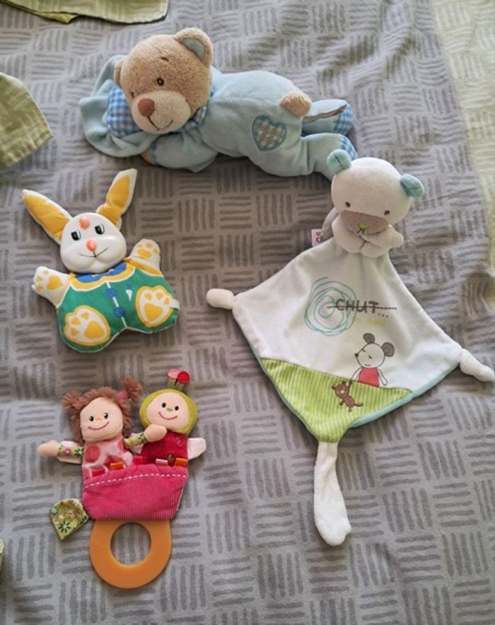 2 hochets et 2 doudous