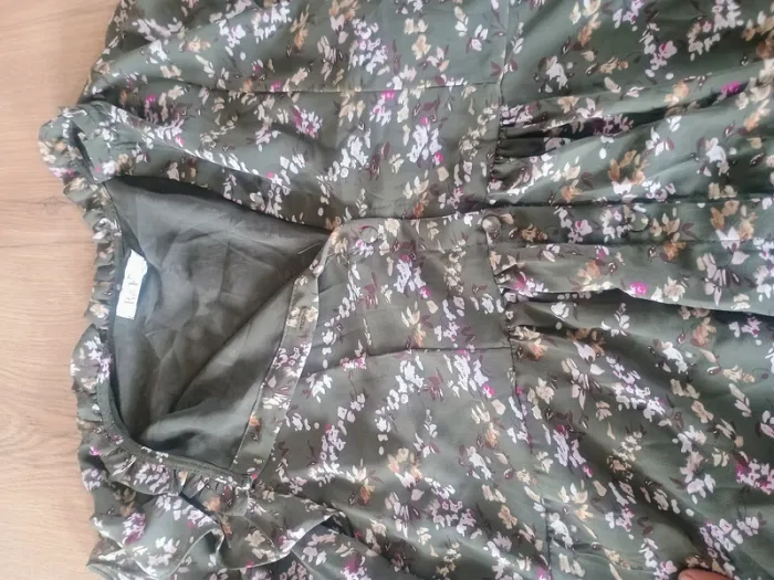 Robe fluide fleurie R&F – Taille XL – fond kaki - photo numéro 3