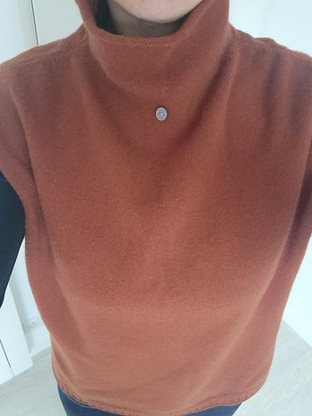 Gilet sans manches col roulé.