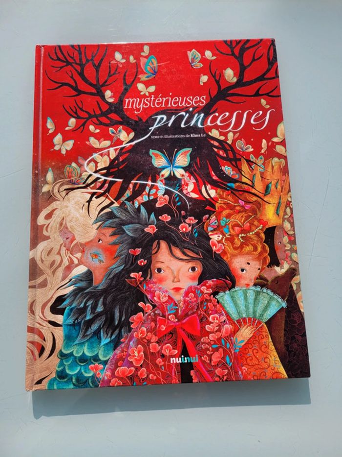 Magnifique livre Mystérieuses Princesses avec des touches métallisées - photo numéro 2