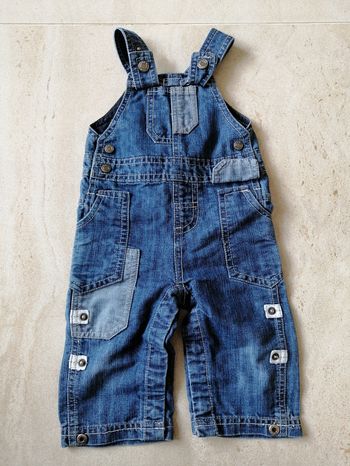 Salopette en jean tape à l'œil