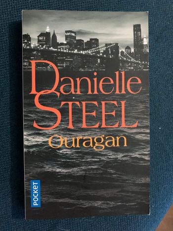 Livre de poche roman Danielle Steel Ouragan parfait état