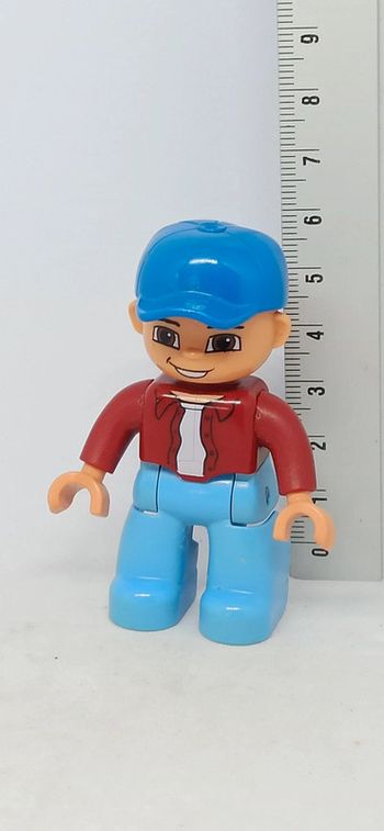 Homme lego duplo avec casquette et pantalon bleus