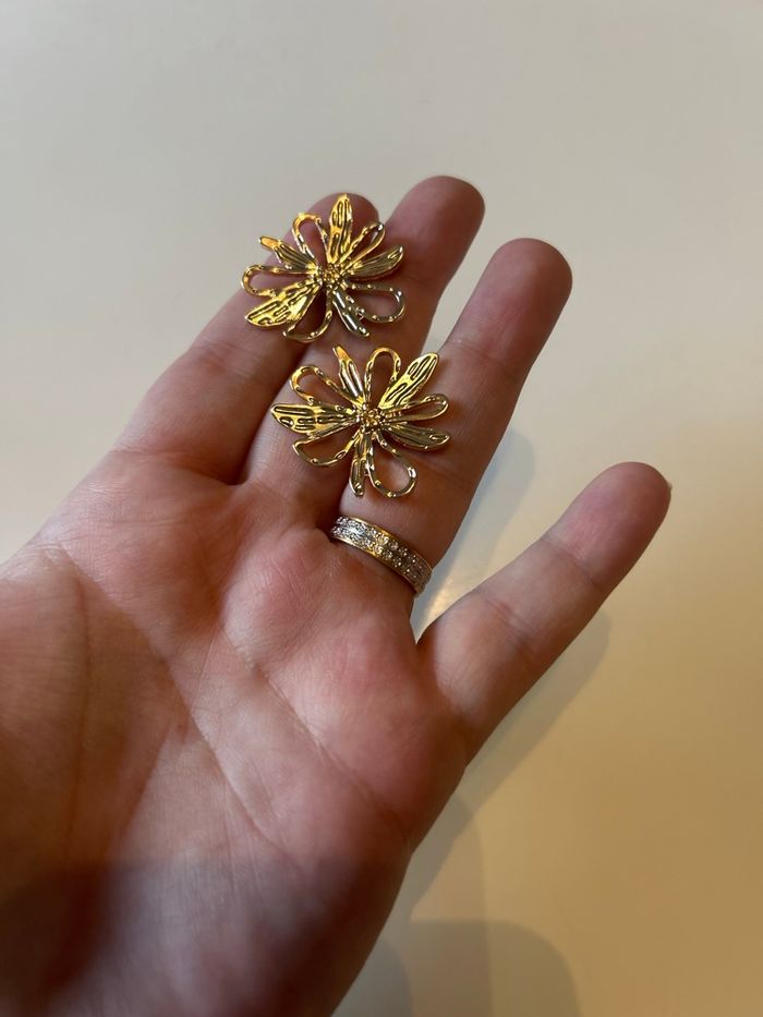 Boucles d’oreilles NEUVES pour femme forme de fleurs 🌼 couleur doré - photo numéro 7