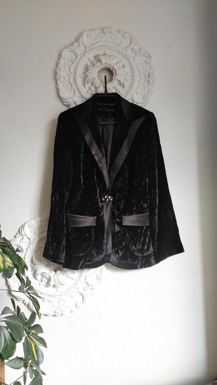Veste en velours noir broche en perle - photo numéro 2