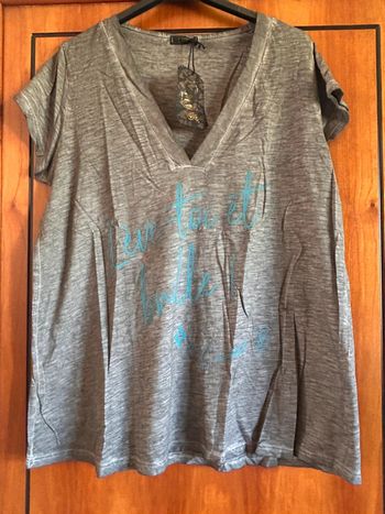 T-shirt gris col v Chantal B 38-40 neuf