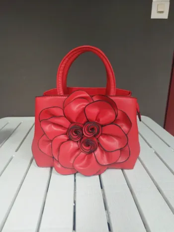 Sac à main avec grosse fleur devant