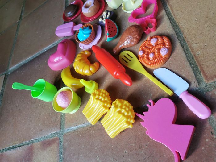 Lot de jouets en plastique et bois cuisine, fruits et légumes - photo numéro 2