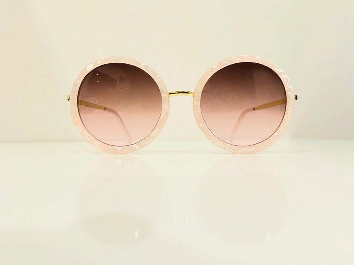 Lunette de soleil femme ronde rose marbré et dorée verres dégradés UV protection catégorie 2 - photo numéro 2