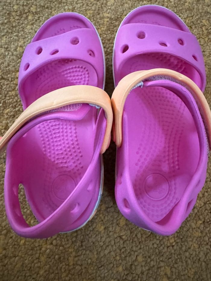 Sandales fille crocs Pointure C9 = 25/26 - photo numéro 3