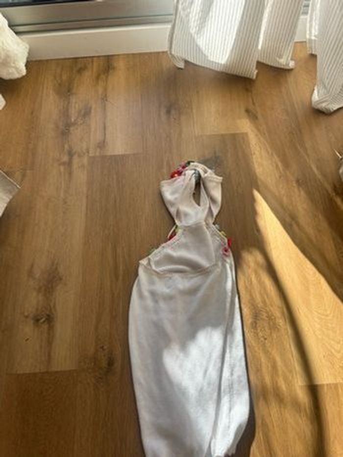 Robe blanche à détails fleuris - photo numéro 4