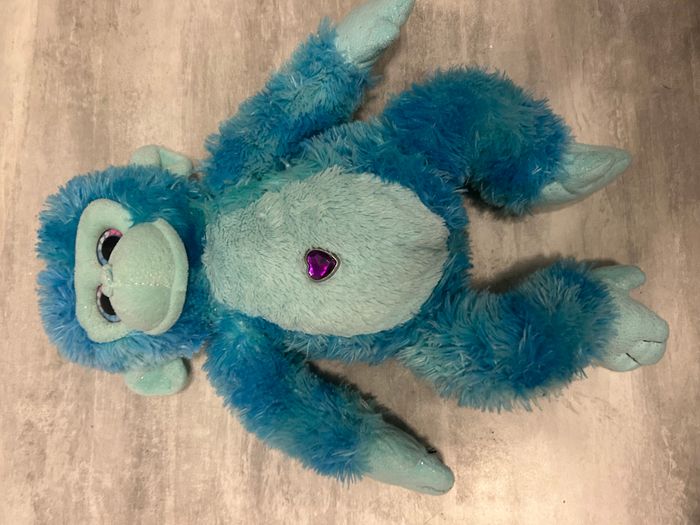 peluche singe trop mignonne bleu avec cœur rose - photo numéro 2