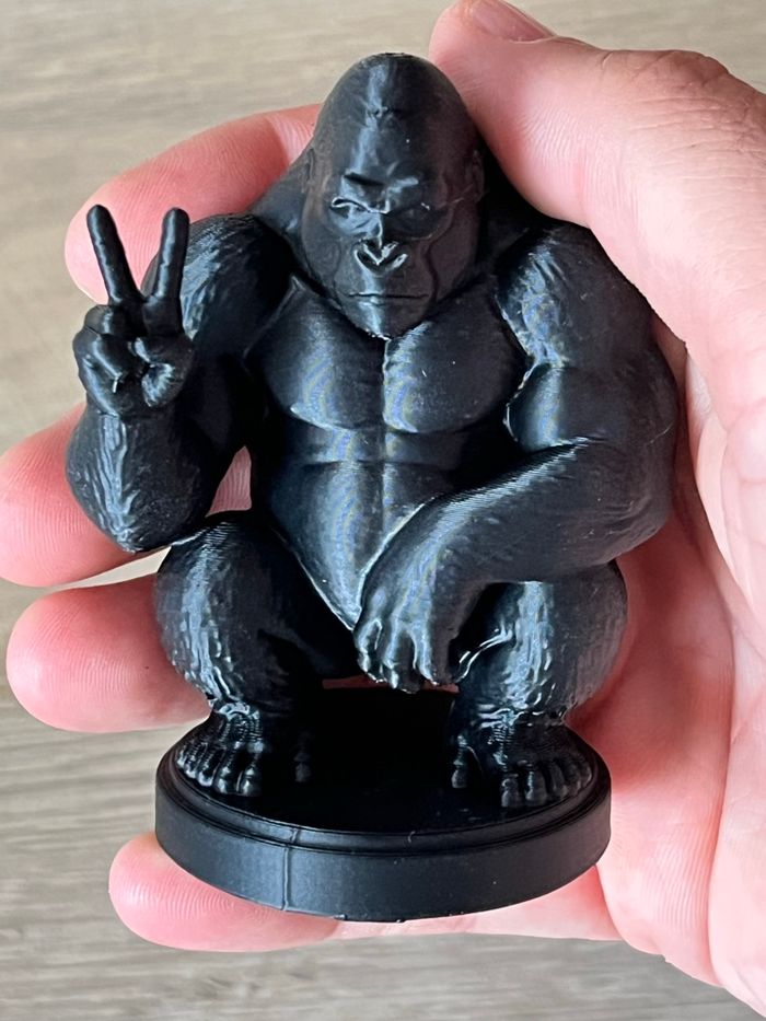 🦍 Figurine Gorille Noir – Signe Peace - photo numéro 2