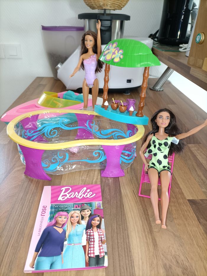 Lot barbie - sortie à la plage entre amies - piscine bateau 2 Barbie 1 livre