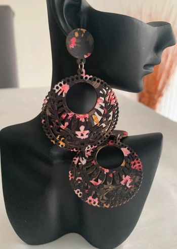 Boucles d’oreilles xxl bohème en bois et tissu floral noir et rose