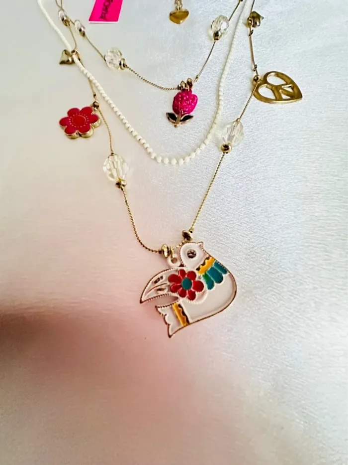 Vintage - Collier multirangs Betsey Johnson – Perles, fleurs, oiseau émaillé et charms dorés - photo numéro 3