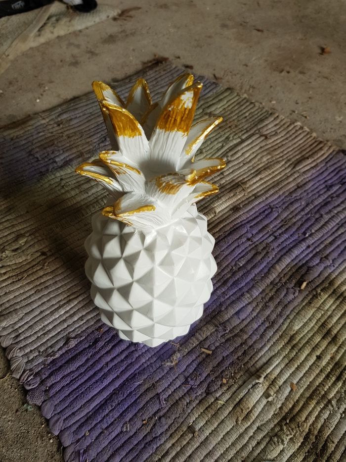 Ananas décoratif en résine