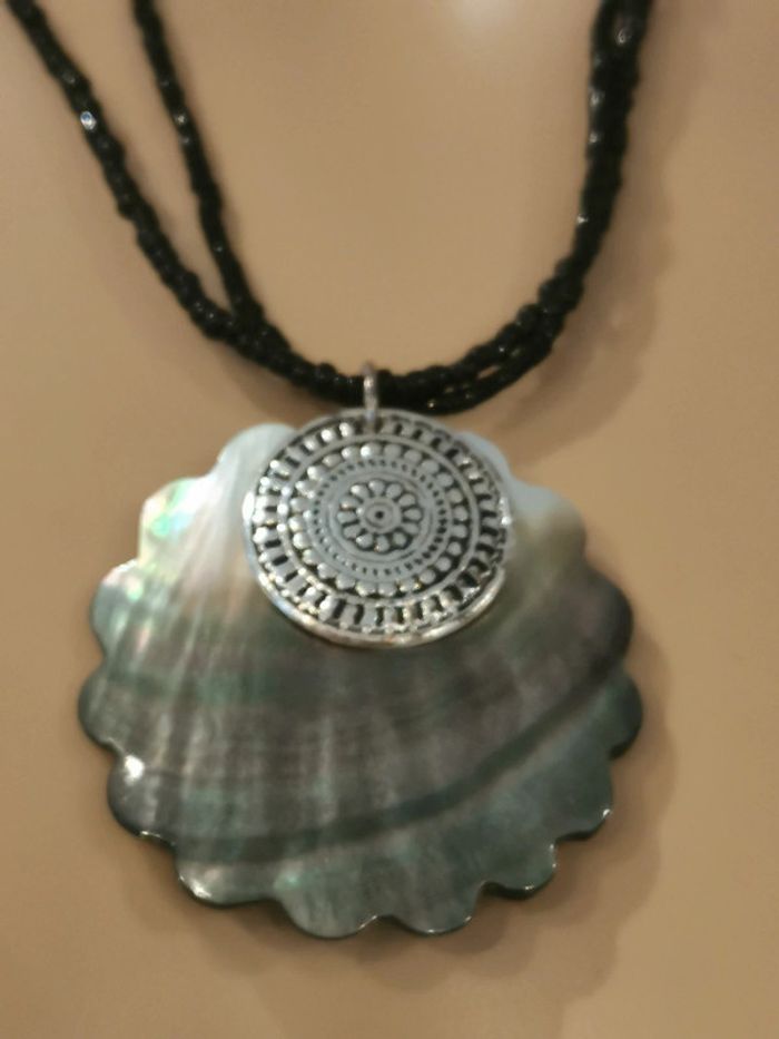 Collier. Nacré. Perles noires. - photo numéro 2