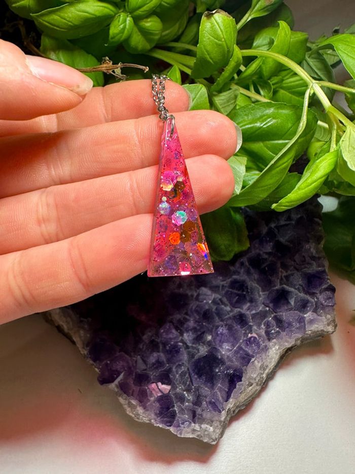 Pendentif triangle en résine et pailletés - photo numéro 2