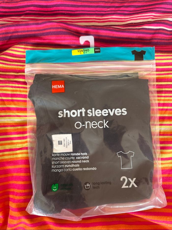 2 tshirts neufs 10 ans