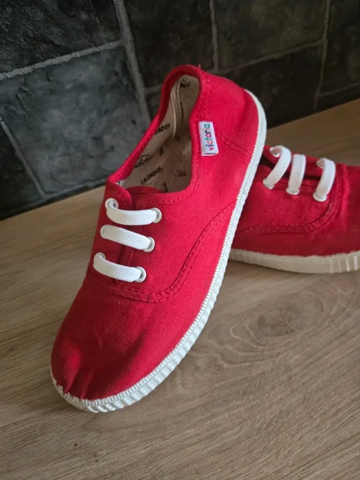 Chaussures Victoria Inglesa rouge pointure 32 comme neuves - photo numéro 4