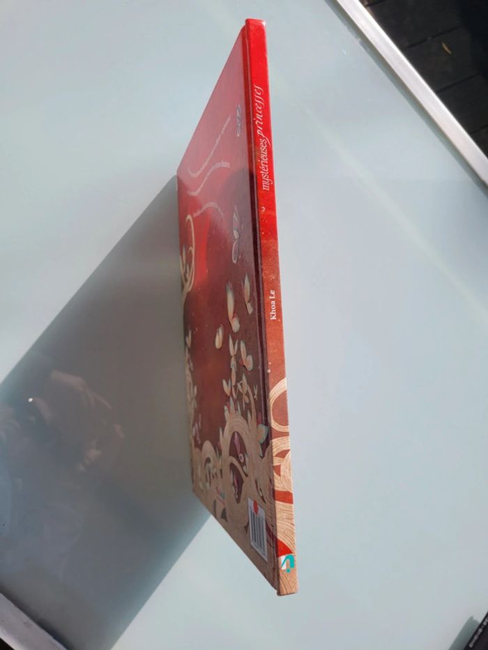 Magnifique livre Mystérieuses Princesses avec des touches métallisées - photo numéro 14