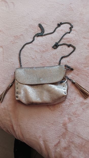 Pochette dorée très élégante. Neuve