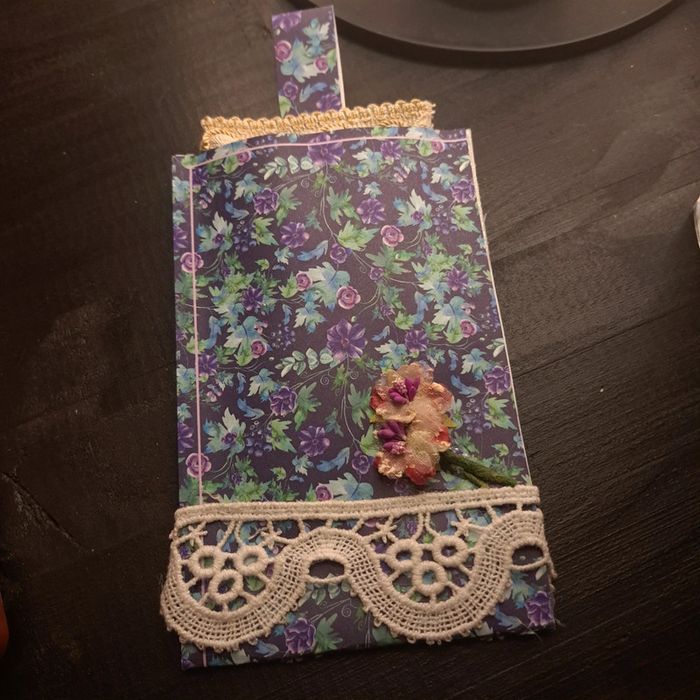 Boucles d'oreilles pendante en résine noir doré - photo numéro 8