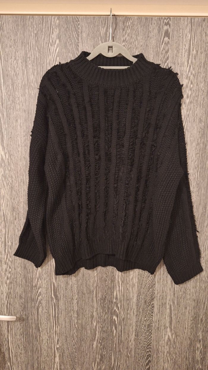 Pull mailles effilochées noir col rond
