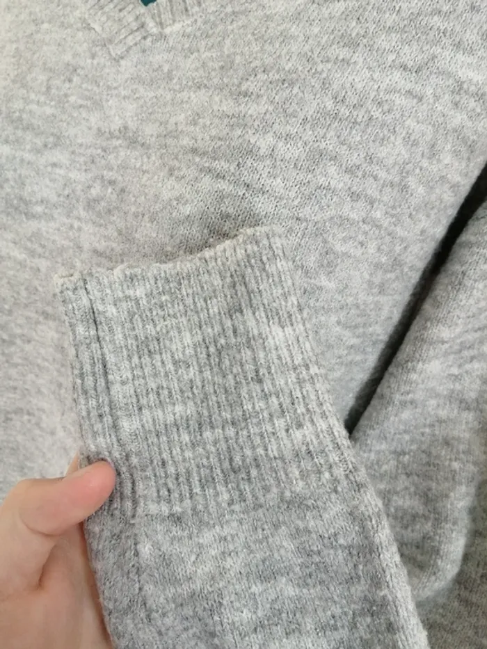 Pull gris col v avec détails côtelés aux manches et col / up 2 fashion / (M) - photo numéro 4