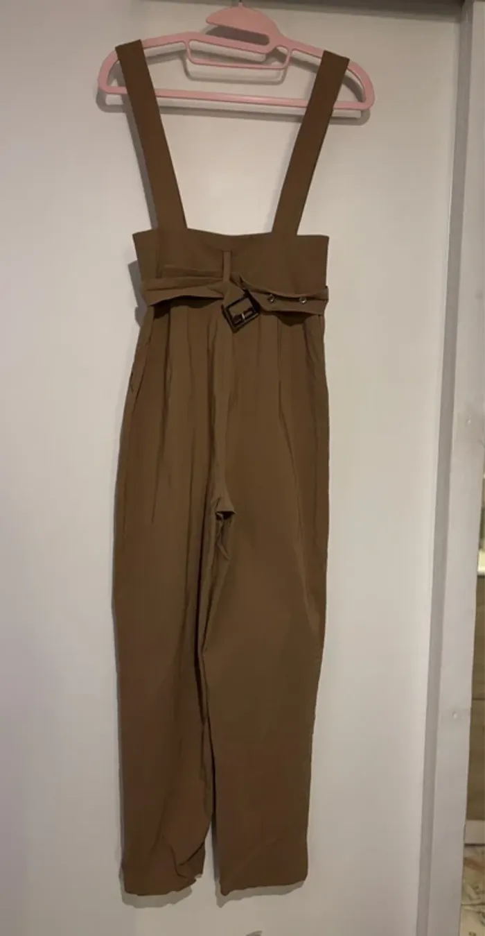 Pantalon camel à bretelles et ceinture – Taille XS