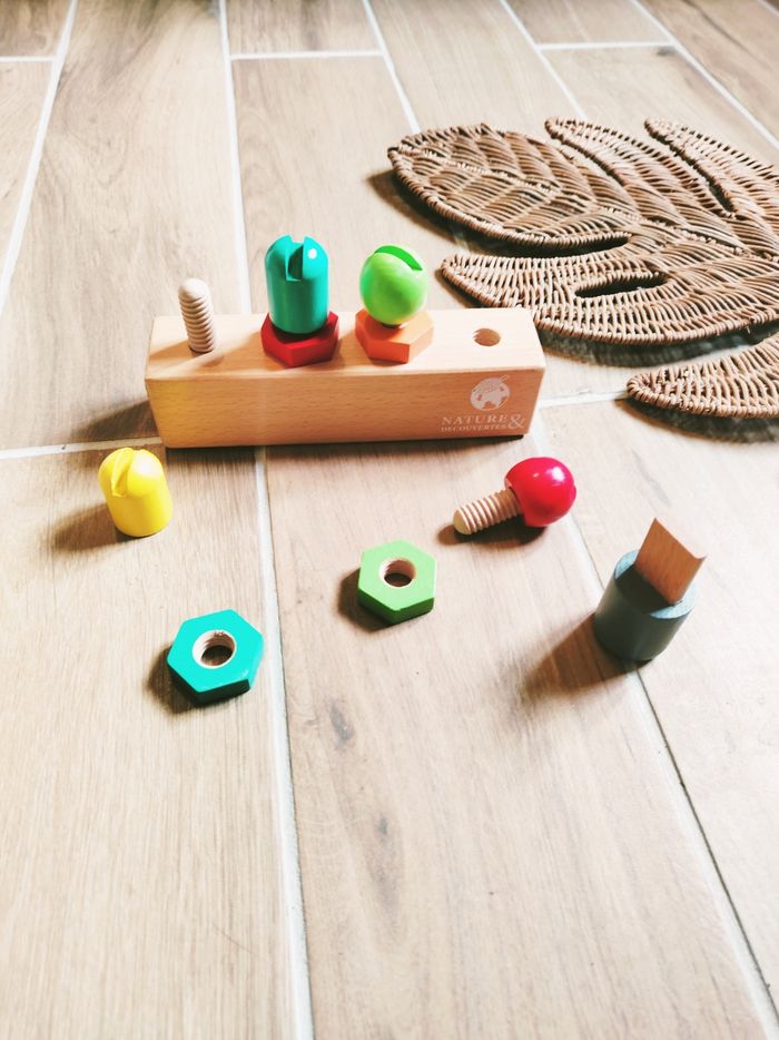 📐Petit établi en bois divers boulons/écrous à visser dévisser marque Nature et découvertes - photo numéro 3