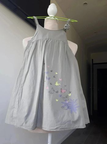 12 € Très belle robe Vertbaudet Motif papillons Petit noeud à la bretelle Taille 4 ans