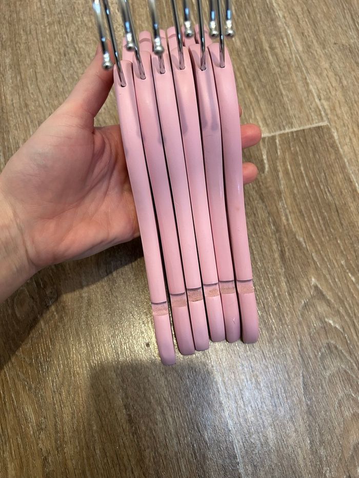 Lot 6 cintres enfant en bois rose - photo numéro 10