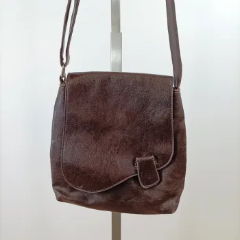 Sac besace marron chocolat effet cuir à rabat pression et bandoulière réglable S040