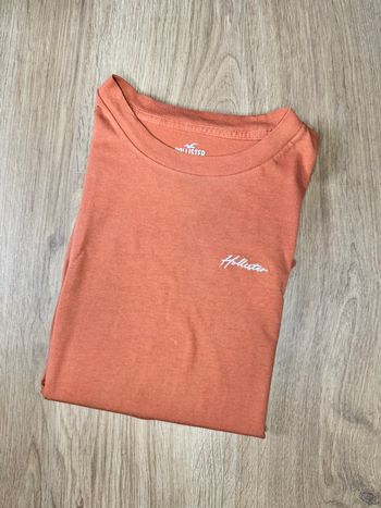 T-shirt Hollister orange avec logo brodé blanc 