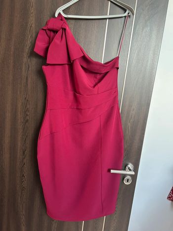 Robe Lipsy bordeaux avec une manche