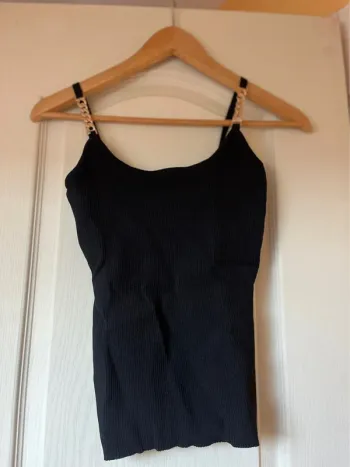 top maille fine avec chaîne nakd