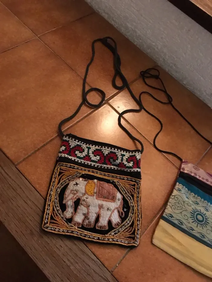 2 Petits sacs en bandoulière. - photo numéro 2