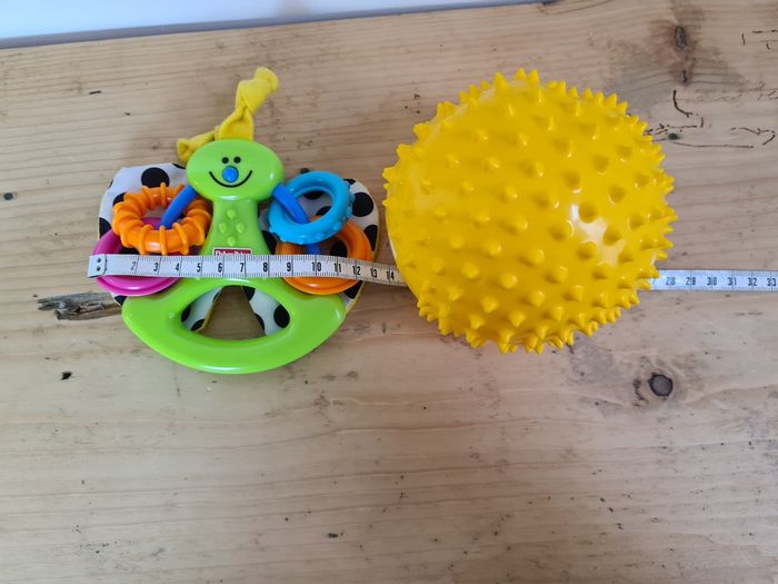 Lot 2 jouets d'éveil bébé balle sensorielle et hochet Fisherprice - photo numéro 5