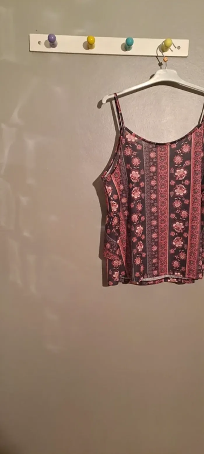 Débardeur tons rouge et noir avec froufrou - Marque Jennyfer - Taille L - État neuf. - photo numéro 14